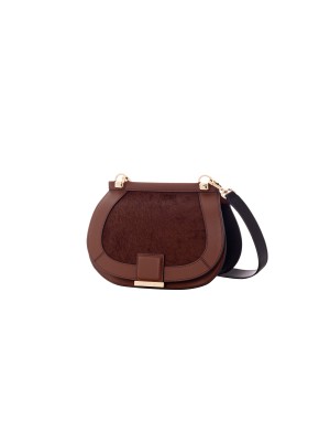 CROMIA BORSA MEDIA IN VITELLO COLORE NERO E MANDORLA,  CHIUSURA CON PATTA IN CAVALLINO MANDORLA, TRACOLLA STACCABILE/REGOLABILE