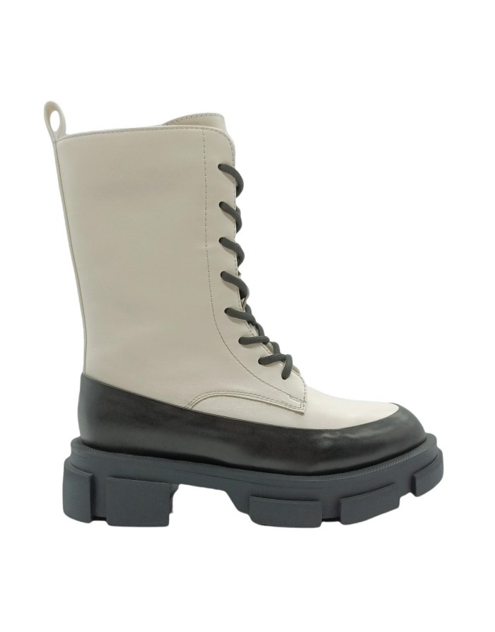 181 MILANO, ANFIBIO IN VITELLO COLORE MILK CON FODRONE IN VITELLO NERO, ALLACCIATURA CENTRALE E LAMPO LATERALE, FONDO GOMMA CAR