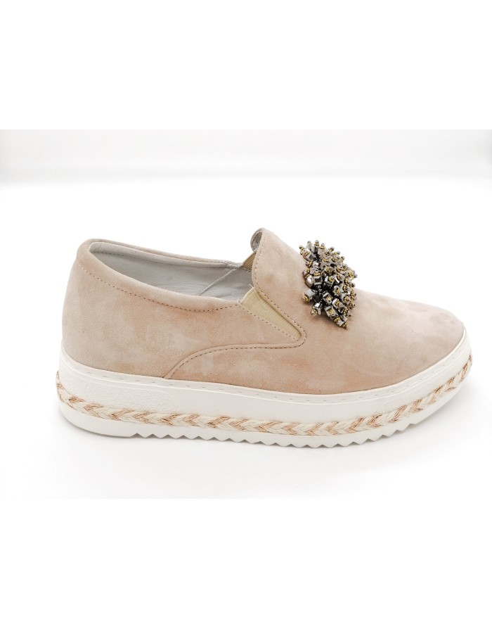 ALTRAOFFICINA Q2401X SLIP ON IN CAMOSCIO COLORE NUDE CON ACCESSORIO ACCIAIO, FONDO GOMMA CON GUARDOLO IN CORDA E LAMINATO