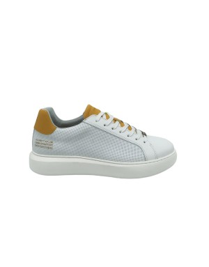 AMBITIOUS 10634, SNEAKER LACCI IN VITELLO MILLEFORI COLORE BIANCO CON PROFILI IN VITELLO COLORE SENAPE, FONDO GOMMA EXTRA LIGHT