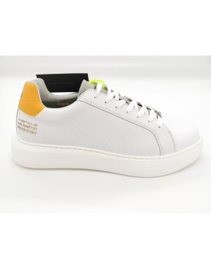 AMBITIOUS 10634A SNEAKER LACCI IN VITELLO MILLEFORI COLORE BIANCO, LINGUETTA GRIGIO PERLA E TOPPONCINO SENAPE, FONDO GOMMA EXTR