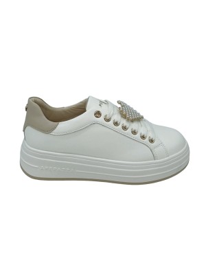 APEPAZZA LEA SNEAKER LACCI IN VITELLO COLORE BIANCO CON TOPPONCINO BEIGE, ACCESSORIO STACCABILE CON PERLE SUL LACCIO, FONDO GOM