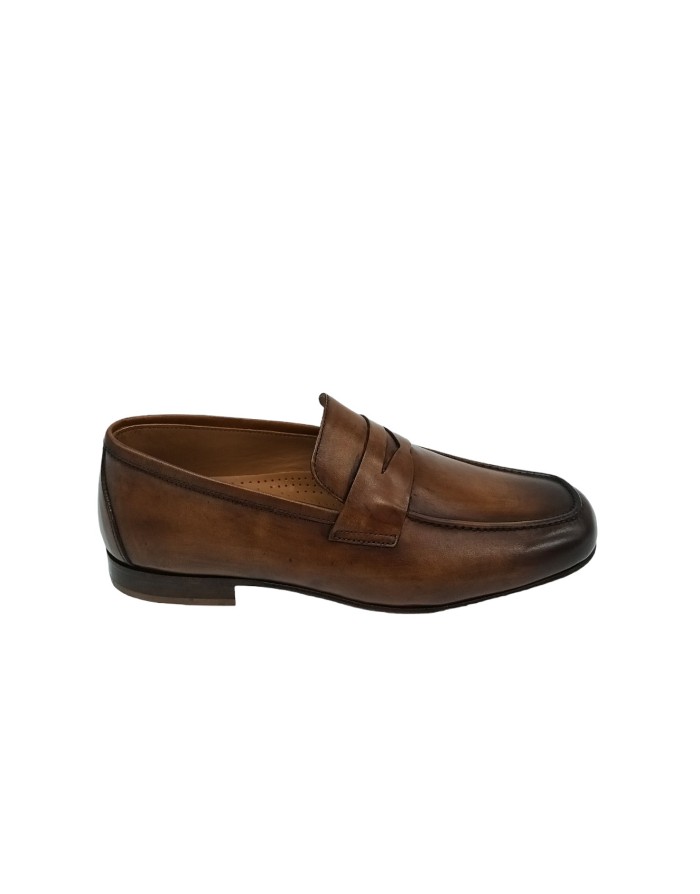 B.J.DEWIDSON 2693 MOCASSINO CON VASCHETTA, TOMAIA IN VITELLO INGRASSATO COLORE COGNAC ANTIK, FONDO CUOIO