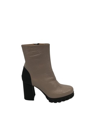 CIMADAMORE 305, TRONCHETTO IN NAPLAK COLORE NUDE CON TOPPONCINO GOMMATO IN TINTA, TACCO FASCIATO GOMMATO NERO 8CM E FONDO GOMMA