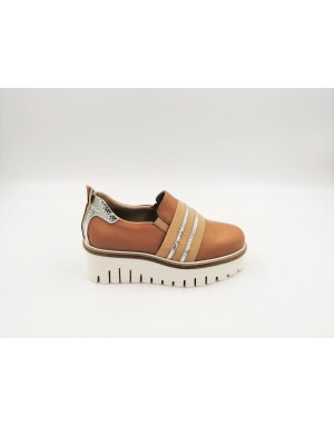 CIMADAMORE 321 MOCASSINO DONNA CON TOMAIA IN PELLE COLOR CUOIO, ELASTICO CUOIO SU ACCOLLO CON FASCE IN WHIPS COLOR PLATINO, TOP