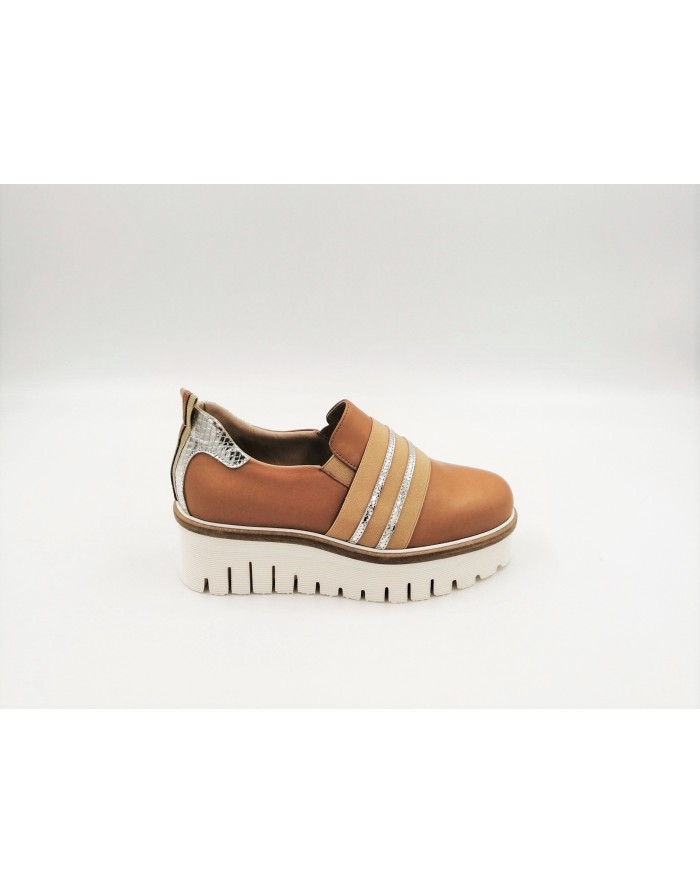 CIMADAMORE 321 MOCASSINO DONNA CON TOMAIA IN PELLE COLOR CUOIO, ELASTICO CUOIO SU ACCOLLO CON FASCE IN WHIPS COLOR PLATINO, TOP