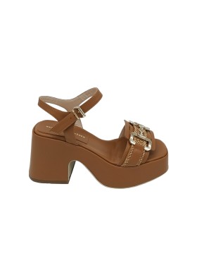 CIMADAMORE 449, SANDALO IN VITELLO COLORE CUOIO, FASCIA ANTERIORE CON MORSETTO DORATO E FASCIA IN RAFFIA, CINTURINO ALLA CAVIGL