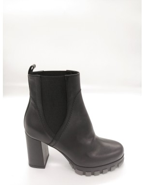 CIMADAMORE 603 BEATLES IN VITELLO COLORE NERO, DUE ELASTICI LATERALI, FONDO GOMMA CARRO BICOLORE, TACCO FASCIATO 8CM