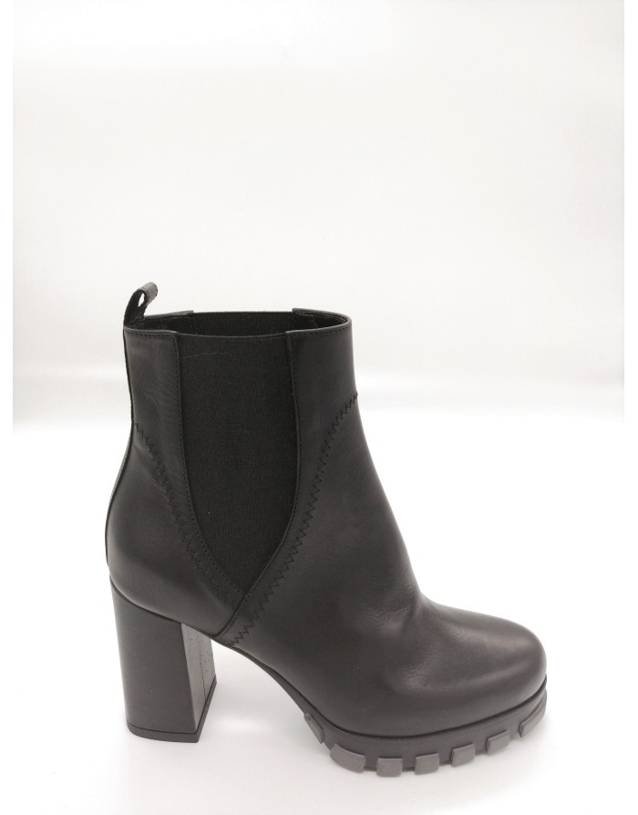 CIMADAMORE 603 BEATLES IN VITELLO COLORE NERO, DUE ELASTICI LATERALI, FONDO GOMMA CARRO BICOLORE, TACCO FASCIATO 8CM