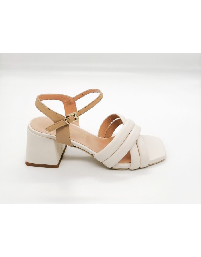 CIMADAMORE 741 SANDALO 4 FASCETTE INCROCIATE IN VITELLO COLORE PANNA , CINTURINO ALLA CAVIGLIA IN COLORE CREMA, TACCO FASCIATO 