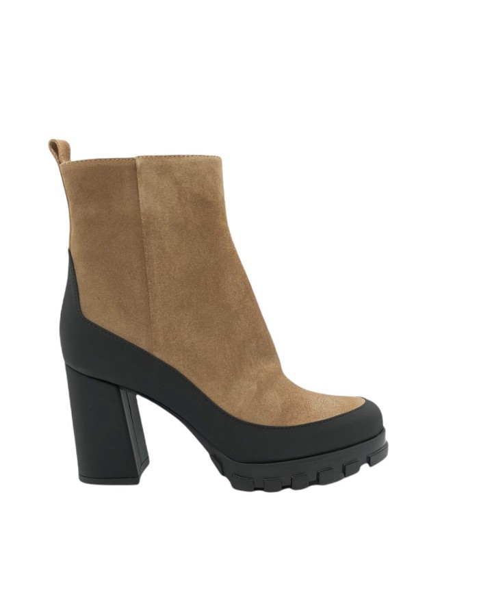 CIMADAMORE 850 TRONCHETTO IN CAMOSCIO COLORE SAVANA CON FODRONE GOMMATO COLORE NERO, TACCO FASCIATO GOMMATO 8CM CON PLATEAU, FO