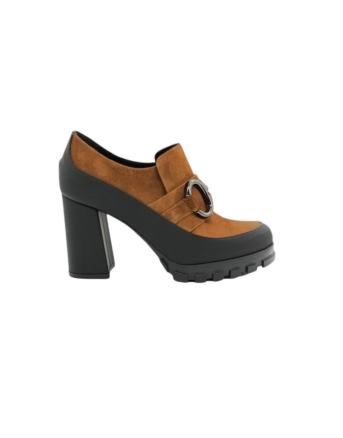 CIMADAMORE 853 MOCASSINO IN CAMOSCIO COLORE CUOIO CON MORSETTO NIKEL E FODRONE GOMMATO NERO, TACCO FASCIATO GOMMATO 8CM CON PLA