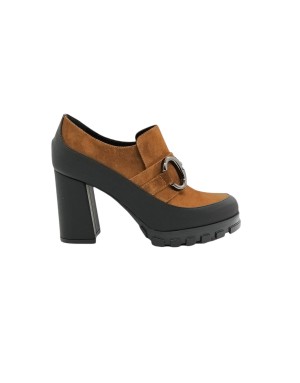 CIMADAMORE 853 MOCASSINO IN CAMOSCIO COLORE CUOIO CON MORSETTO NIKEL E FODRONE GOMMATO NERO, TACCO FASCIATO GOMMATO 8CM CON PLA