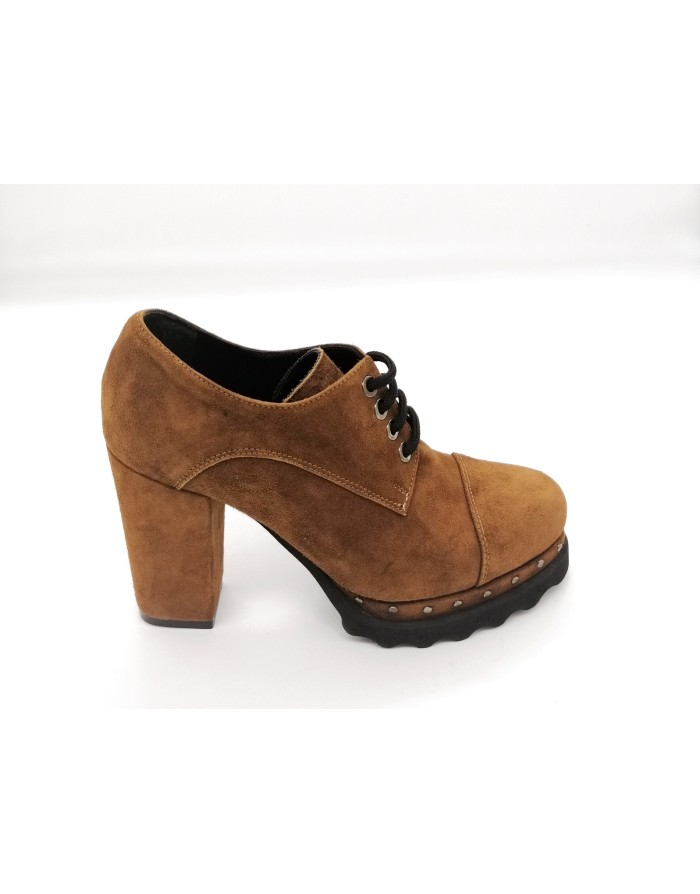 CIMADAMORE 909, ALLACCIATO DERBY PUNTINA IN CAMOSCIO COLORE CUOIO, TACCO FASCIATO 8CM, GUARDOLO BORCHIATO, FONDO MICRO CARRO