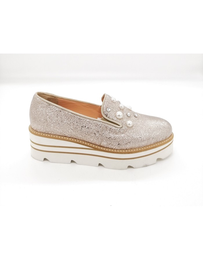 CIMADAMORE MOCASSINO  IN VITELLO BOTTALATO LAMINATO COLORE PLATINO,PERLE E STRASSE SUL COLLO PIEDE, FONDO ZEPPA MICRO 5CM RIGAT