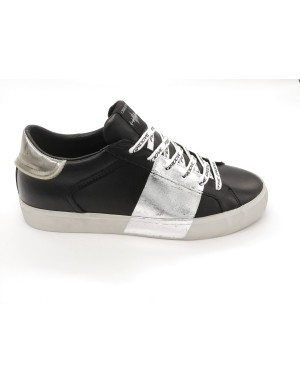 CRIME LONDON LOW TOP DISTRESSED, SNEAKER LACCI IN VITELLO COLORE NERO CON BANDA LATERALE E TOPPONCINO ARGENTO, FONDO HGOMMA