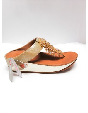 FIT FLOP M01-537 INFRADITO IN VITELLO BOTTALATO COLORE ORO CON CASCATA DI CRISTALLI IN TINTA, FONDO ZEPPA FASCIATA 5CM