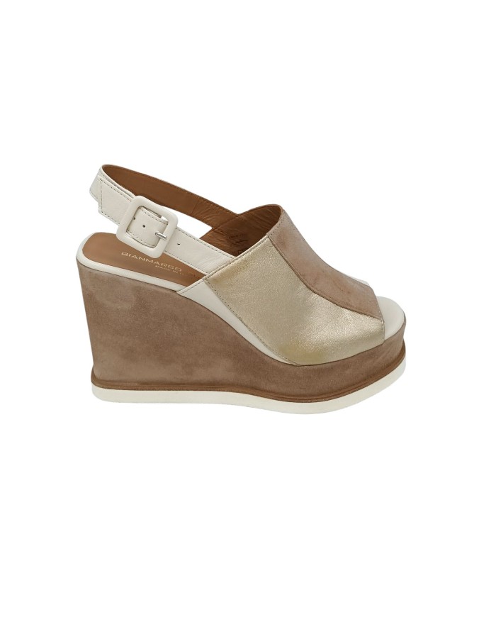 GIANMARCO SORELLI, SANDALO FASCIONE ACCOLATO, TOMAIA IN VITELLO, CAMOSCIO E LAMINATO COLORE LATTE/TORTORA/PLATINO, ZEPPA FASCIA