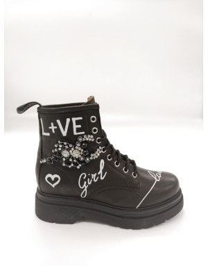 GIO+ G2135A ANFIBIO  LACCI IN VITELLO COLORE NERO CON ACCESSORIO LATERALE IN STRASSE E SCRITTE BIAMCHE, FONDO GOMMA  4,5CM