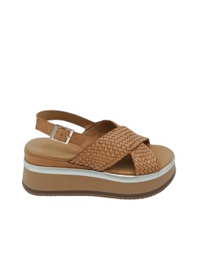 INUOVO A98006, SANDALO DUE FASCE INCROCIATE IN VITELLO INTRECCIATO COLORE COCONUT, FONDO EXTRALIGHT BICOLOR 6CM