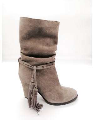 JD D1603 STIVALE 3/4 IN CAMOSCIO COLORE TAUPE, NAPPINE LATERALI STACCABILI, TACCO FASCIATO 8CM, FONDO CUOIO/GOMMA