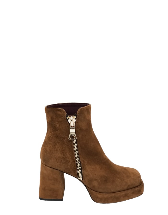 L'AMOUR 516 TRONCHETTO LISCIO IN CAMOSCIO COLORE CUOIO, LAMPO LATO ESTERNO COLORE ORO, TACCO FASCIATO 8CM CON PLATEAU