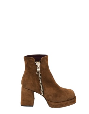 L'AMOUR 516 TRONCHETTO LISCIO IN CAMOSCIO COLORE CUOIO, LAMPO LATO ESTERNO COLORE ORO, TACCO FASCIATO 8CM CON PLATEAU