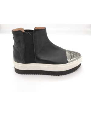 LA BLANC 040 BEATLES IN VITELLO COLORE NERO CON PUNTINA LAMINATA ACCIAIO CON BORCHIETTE, FONDO GOMMA