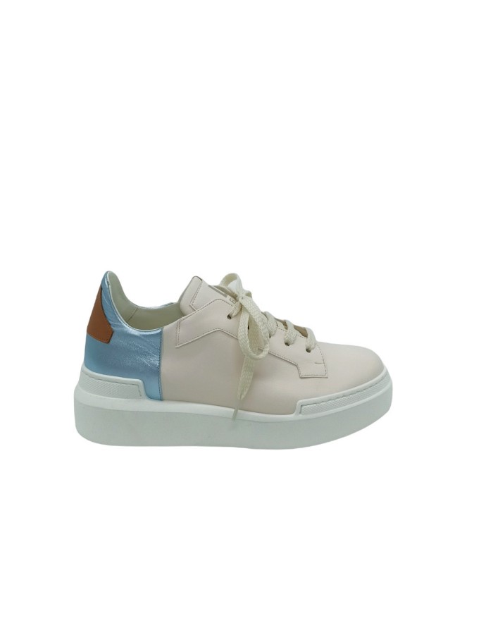 LA BLANC 110, SNEAKER LACCI IN VITELLO COLORE PANNA CON TOPPONCINO IN LAMINATO CELESTE E CUOIO, FONDO GOMMA EXTRA LIGHT, 4,5CM