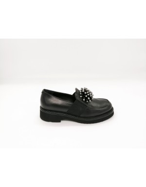 LE GAZZELLE 308 MOCASSINO CON VASCHETTA IN VITELLO COLORE NERO, DUE ELASTICI LATERALI ED ACCESSORIO CON STRASSE CRISTAL SU ACCO