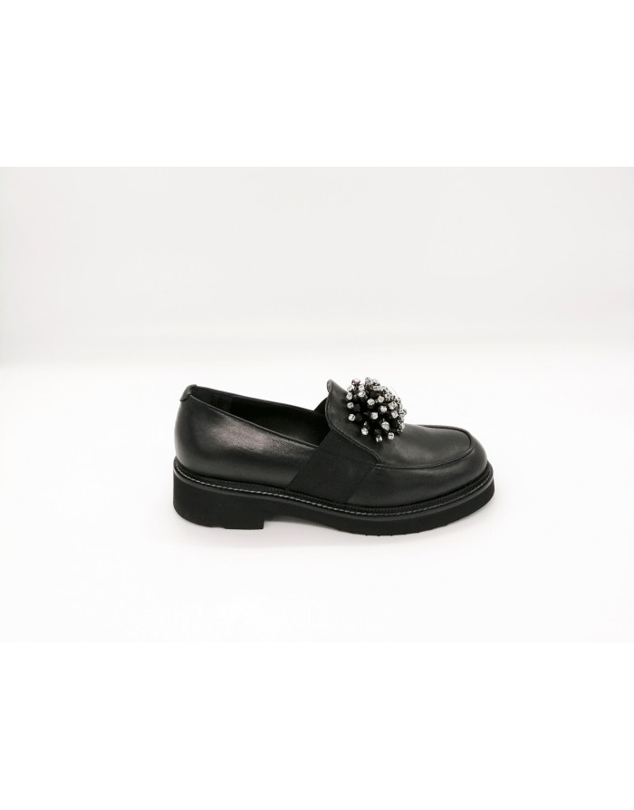 LE GAZZELLE 308 MOCASSINO CON VASCHETTA IN VITELLO COLORE NERO, DUE ELASTICI LATERALI ED ACCESSORIO CON STRASSE CRISTAL SU ACCO
