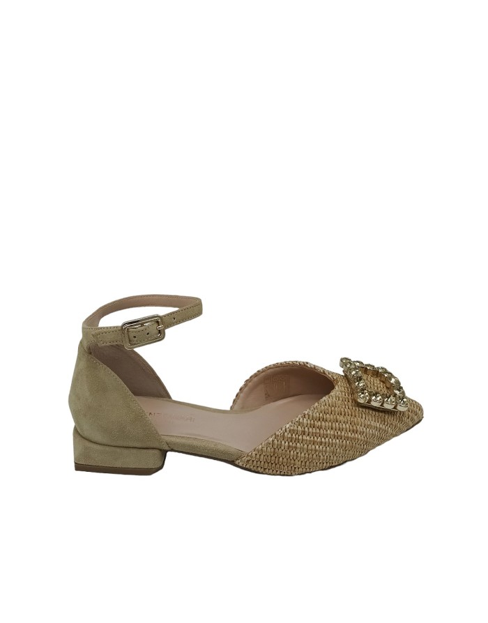 LORENZO MARI GIGLIO 04, DECOLLETE'/BALLERINA CON CINTURINO ALLA CAVIGLIA, TOMAIA IN CAMOSCIO E RAFFIA COLORE SABBIA, ACCESSORIO