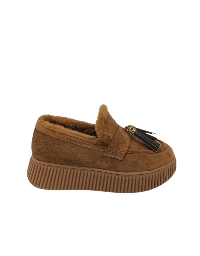 LORENZO MARI MOCASSINO IN CAMOSCIO INGRASSATO COLORE CUOIO CON NAPPINE IN VITELLO MORO, FODERA INTERNA IN MONTONE, FONDO GOMMA 