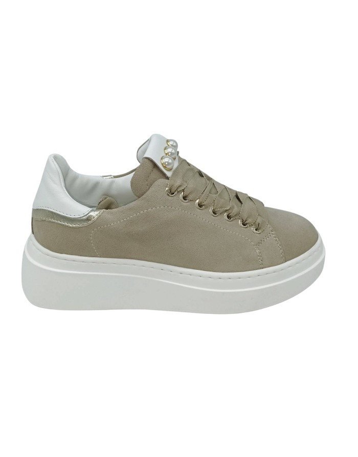 MELINE SNEAKER LACCI IN CAMOSCIO COLORE BEIGE CON TOPPONCINO BIANCO/ORO, LINGUETTA CON SOVRAPPOSTE TRE PERLE, FONDO GOMMA 5CM