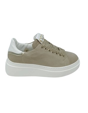 MELINE SNEAKER LACCI IN CAMOSCIO COLORE BEIGE CON TOPPONCINO BIANCO/ORO, LINGUETTA CON SOVRAPPOSTE TRE PERLE, FONDO GOMMA 5CM