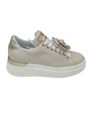 MELINE SNEAKER LACCI IN VITELLO COLORE AVORIO CON TOPPONCINO LAMINATO ORO, ACCESSORIO FIORE STACCABILE, FONDO GOMMA 5CM CON INS