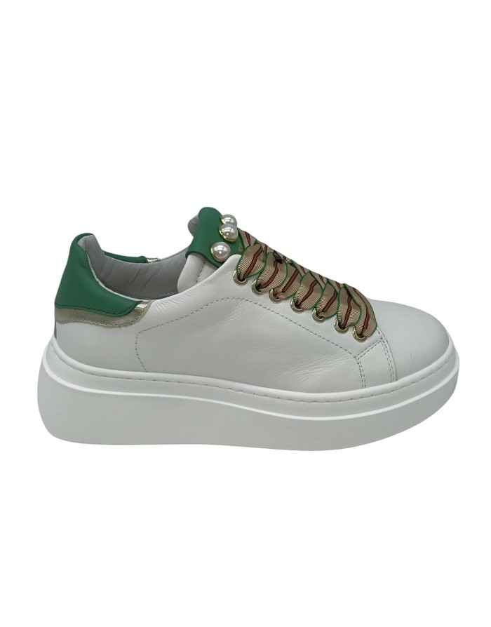 MELINE SNEAKER LACCI IN VITELLO COLORE BIANCO CON TOPPONCINO VERDE SMERALDO/ORO, LINGUETTA CON SOVRAPPOSTE TRE PERLE, LACCIO BI