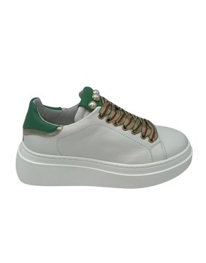 MELINE SNEAKER LACCI IN VITELLO COLORE BIANCO CON TOPPONCINO VERDE SMERALDO/ORO, LINGUETTA CON SOVRAPPOSTE TRE PERLE, LACCIO BI