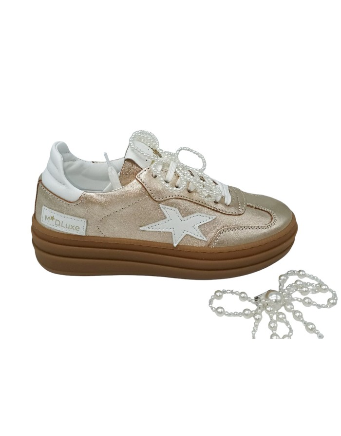 MELINE SNEAKER LACCI IN VITELLO LAMINATO COLORE ORO CON TOPPONCINO E STELLA LATERALE BIANCHI, ACCESSORIO DI PERLA STACCABILE, F