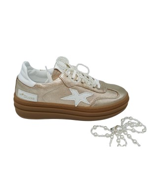MELINE SNEAKER LACCI IN VITELLO LAMINATO COLORE ORO CON TOPPONCINO E STELLA LATERALE BIANCHI, ACCESSORIO DI PERLA STACCABILE, F