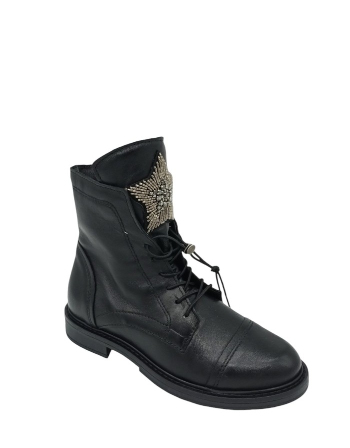 MJUS T81209, ANFIBIO LACCI E LAMPO LATERALE, TOMAIA IN VITELLO COLORE NERO, ACCESSORIO IN STRASSE SULLA LINGUETTA, FONDO GOMMA 