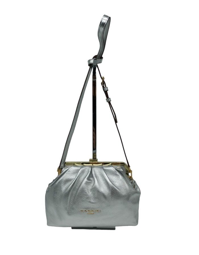 NANNINI 18230 KEIRA BORSA MEDIA IN VITELLO LAMINATO COLORE ARGENTO, CHIUSURA CENTRALE RIGIDA, TRACOLLA REGOLABILE