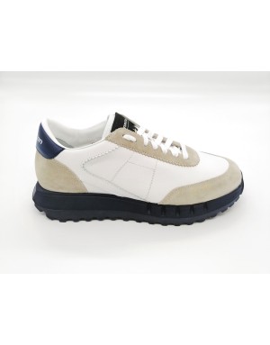 STOKTON  VINTAGE-U-S, SNEAKER LACCI IN VITELLO COLORE BIANCO CON RIPORTI IN CAMOSCIO COLORE SABBIA E TOPPONCINO IN VITELLO BLU,