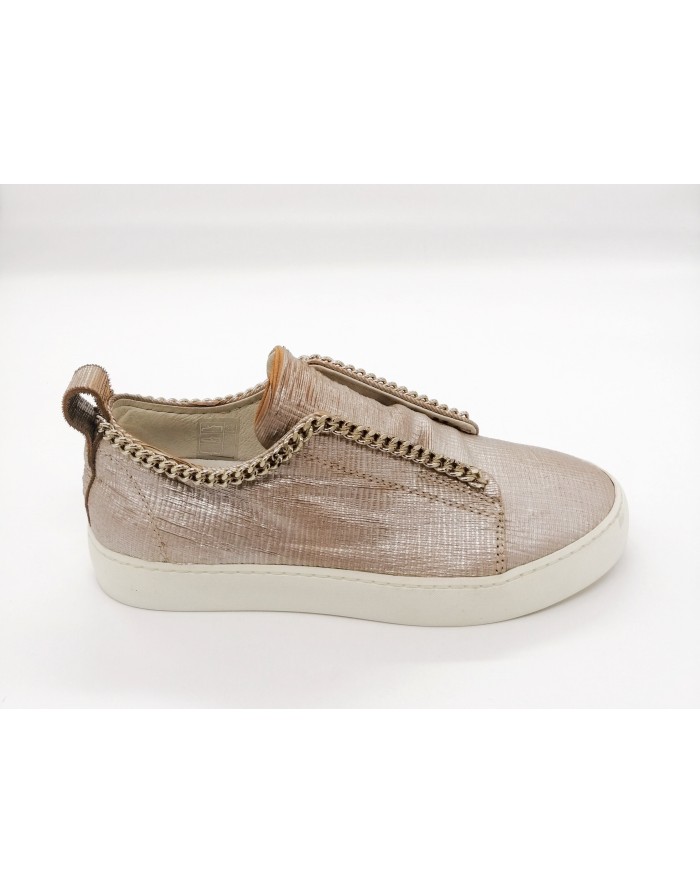 STOKTON 101-D SLIPON IN VITELLO STAMPATO COLORE PLATINO CON CATENA IN COLORE ORO, FONDO GOMMA