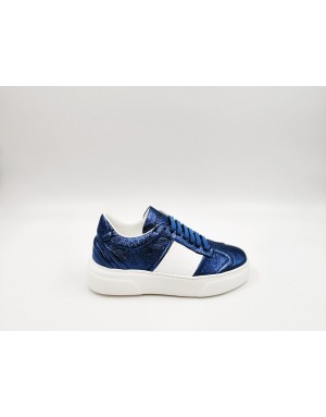 STOKTON 532-D SNEAKER LACCI DONNA IN VITELLO LAMINATO MARE/AZZURRO CON BANDA LATERALE IN VITELLO BIANCO, FONDO GOMMA EXTRA LIGH