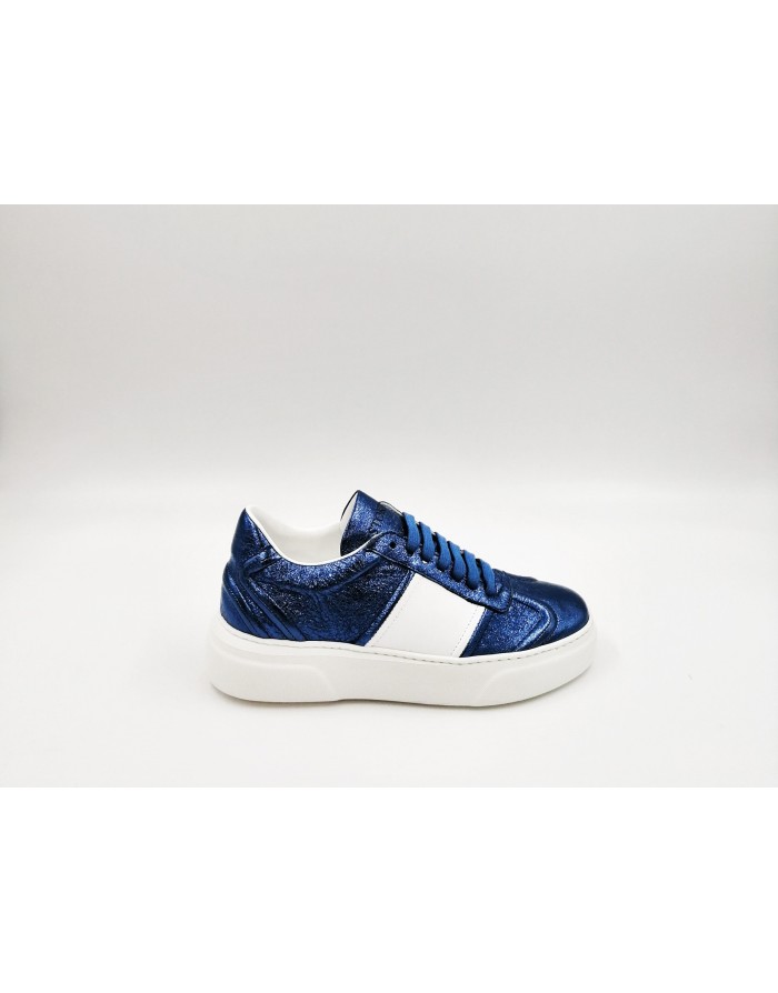 STOKTON 532-D SNEAKER LACCI DONNA IN VITELLO LAMINATO MARE/AZZURRO CON BANDA LATERALE IN VITELLO BIANCO, FONDO GOMMA EXTRA LIGH