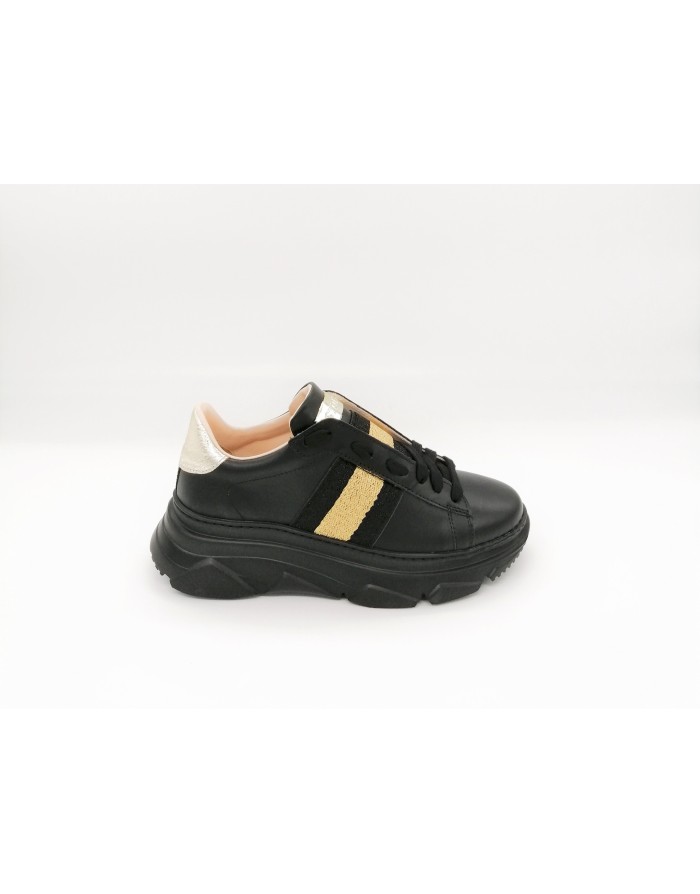 STOKTON 650-D SNEAKER IN VITELLO COLORE NERO CON BANDA LATERALE NERO/ORO E TOPPONCINO POSTERIORE COLOR PLATINO,FONDO GOMMA EXTR