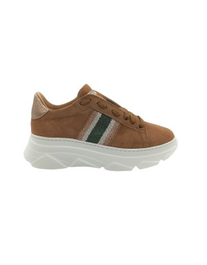 STOKTON 650-D SNEAKER LACCI IN CAMOSCIO COLORE CUOIO CON TOPPONCINO BRONZO, ELASTICO CENTRALE E BANDA LATERALE COLORE SILVER/VE