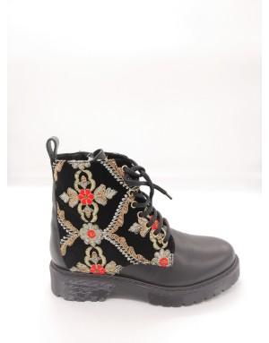 STOKTON DTC7, ANFIBIO IN VITELLO COLORE NERO CON RICAMI FLOREALI MULTICOLOR, LACCIO E LAMPO LATERALE, FONDO GOMMA