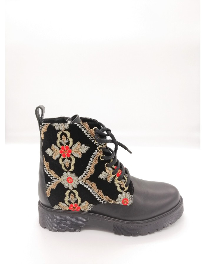 STOKTON DTC7, ANFIBIO IN VITELLO COLORE NERO CON RICAMI FLOREALI MULTICOLOR, LACCIO E LAMPO LATERALE, FONDO GOMMA